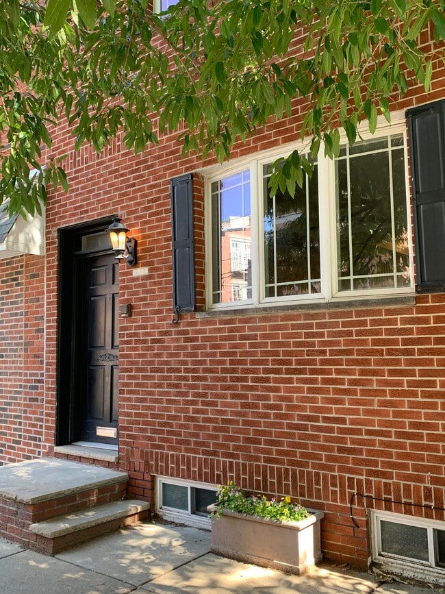 Building Photo - 527 Catharine St