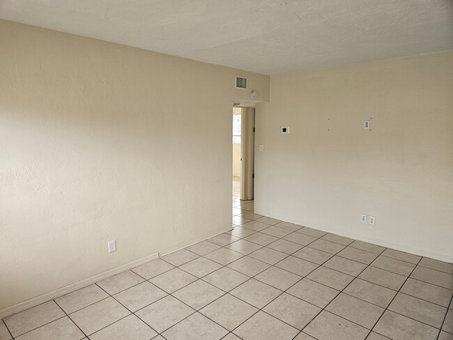 Building Photo - 2 Bedroom Unit in St Pete