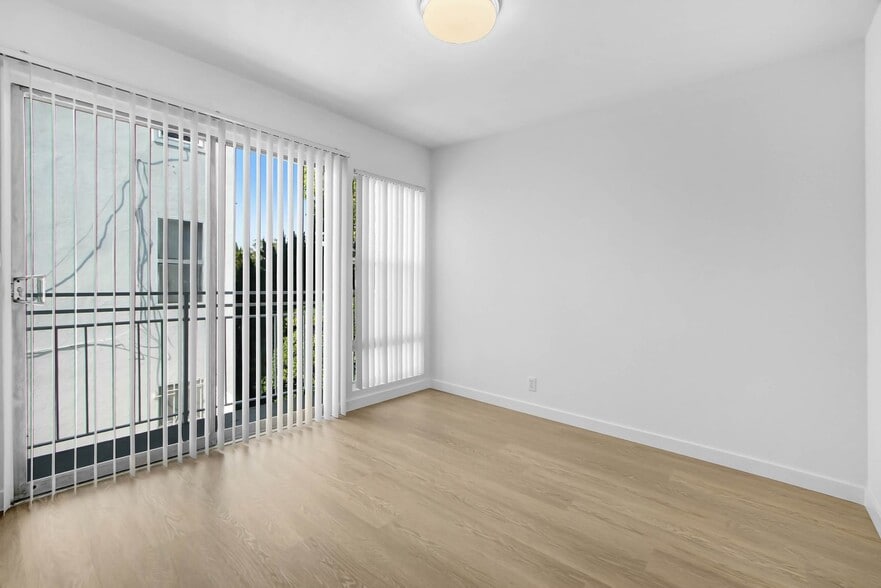 Building Photo - 744 S.Windsor Blvd. - just south of Wilshire Blvd.