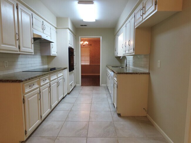 Building Photo - South Tyler! Beautiful 4 Bedroom, 3 Bath House