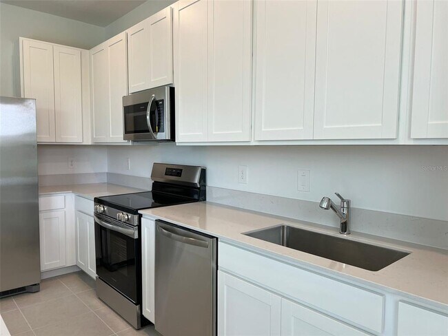 Building Photo - 3066 Chantilly Dr