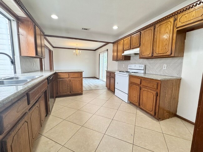 Building Photo - 3 Bed 2 bath!