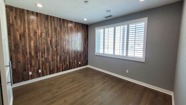 Building Photo - Abailable! Modern Tri-Level Smart Townhome...