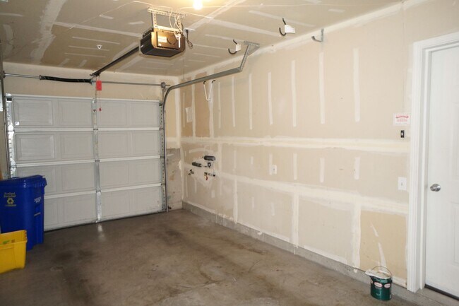 Building Photo - 2738 NW Kennedy Ct