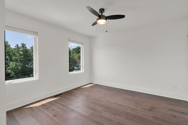 Building Photo - Modern Living In East Nashville!