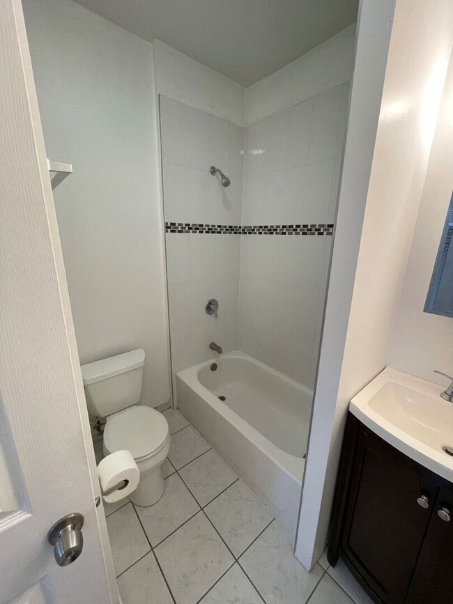 Building Photo - 2360 W Dickens Ave