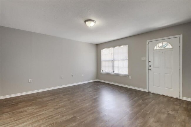 Building Photo - 204 Hall St