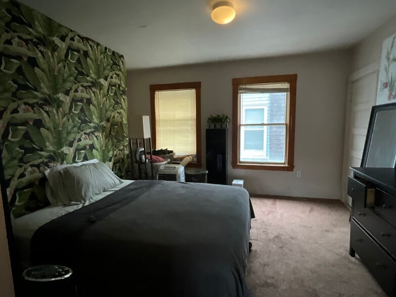 Building Photo - 325 Main St