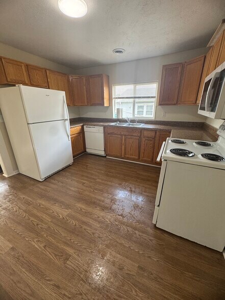 Building Photo - 525 Peach Orchard Dr