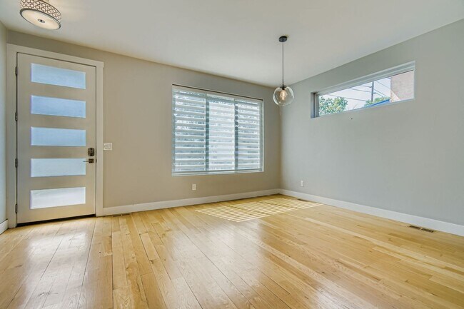 Building Photo - Beautiful, Modern 3 Bed/ 4 bath Home in Curtis Park! FIRST MONTHS RENT FREE!