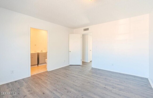 Building Photo - 226 Moon River St