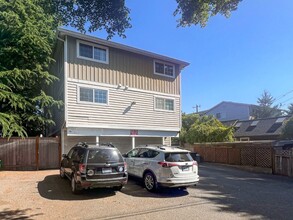 Building Photo - 2Bd/1.75Ba Seattle Condo