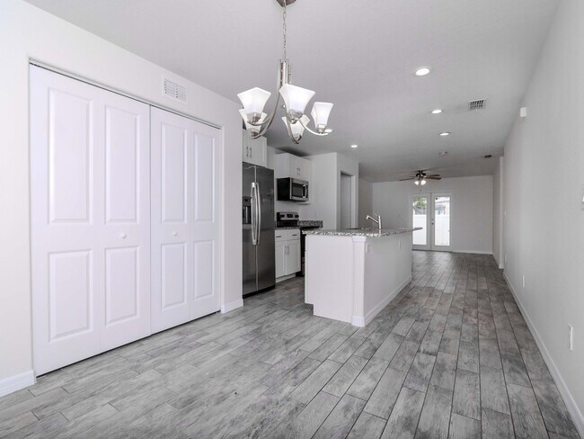 Building Photo - Charming 3-Bedroom, 2-Bathroom Home in South Tampa – Perfect Location!