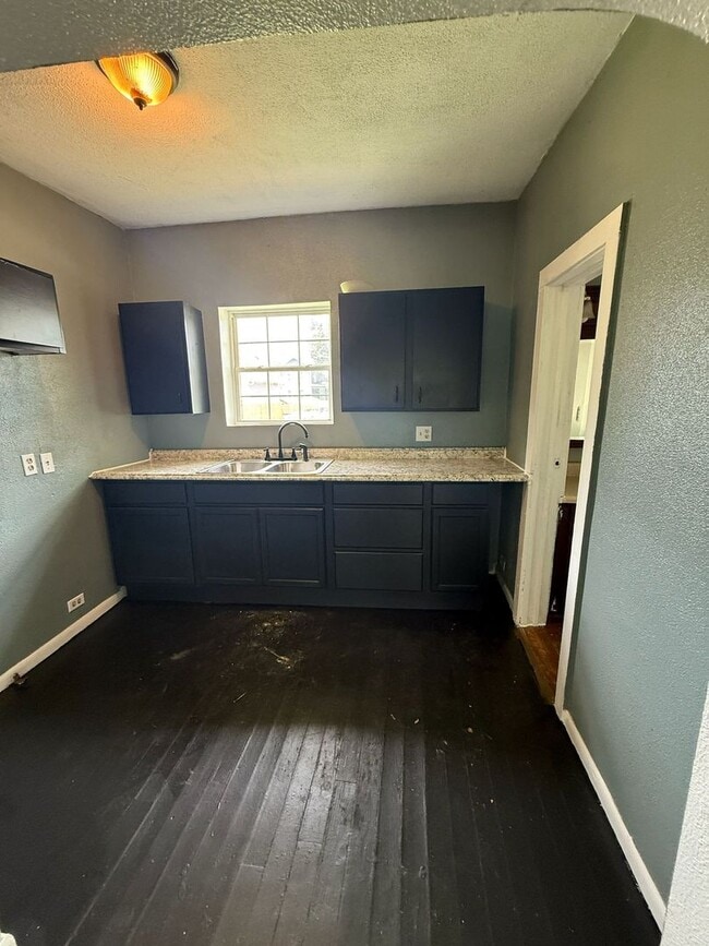 Building Photo - 3 bedrooms 1 bath