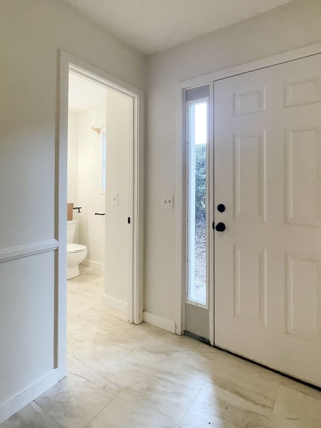 Building Photo - Cozy Two Bedroom Townhouse