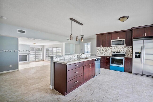 Building Photo - 1060 NE 166th St