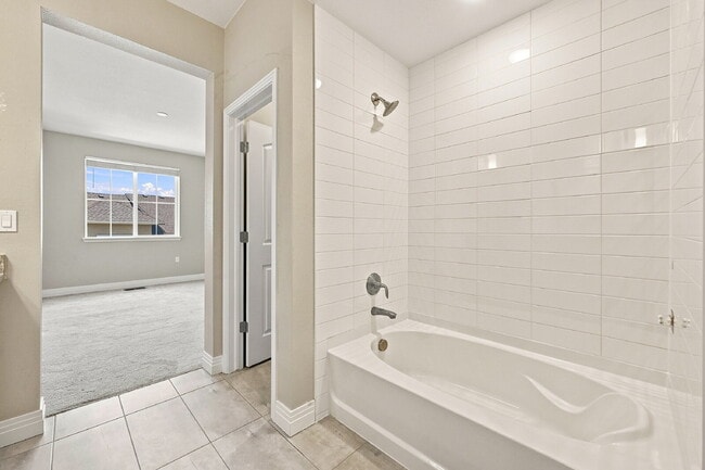 Building Photo - $2,495.95- 3 Bed, 3 Bath Condo in Aurora with In Unit Laundry!