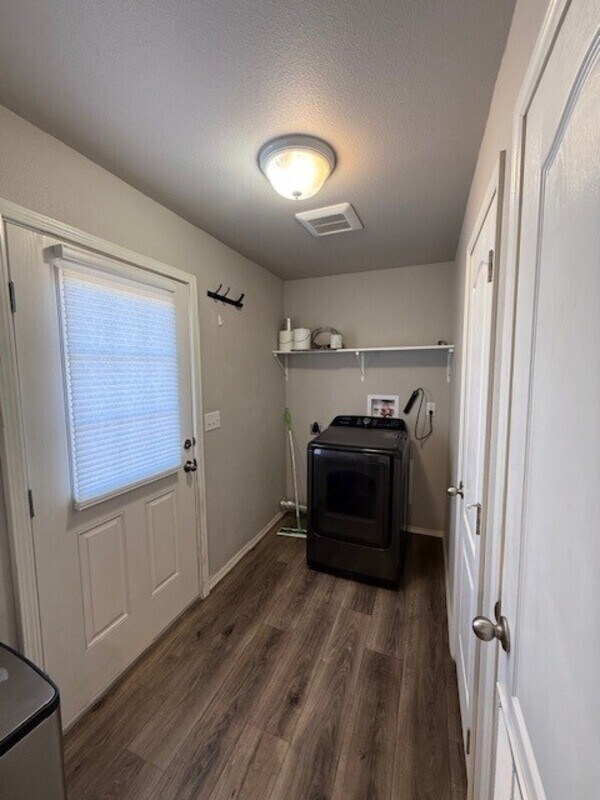 Building Photo - 8446 Sunrise Way