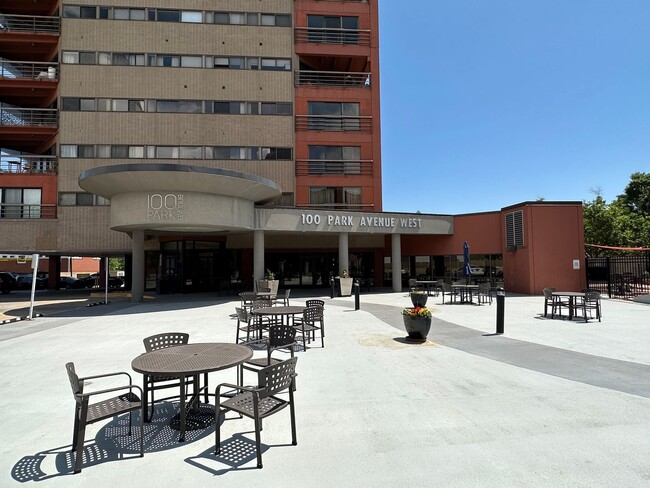 Building Photo - Renovated 1BR High-Rise Condo in Downtown ...