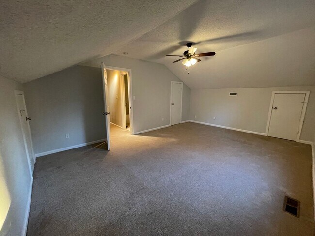 Building Photo - 4 BED / 3 BATH SINGLE FAMILY IN SALEM LAKES!