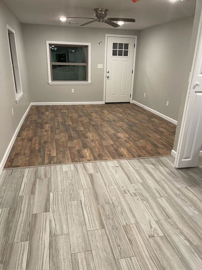 Building Photo - 2 bed, 1 bath house-Pet Friendly!