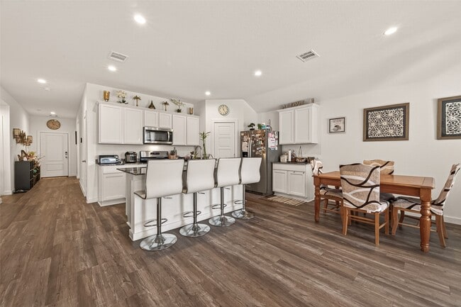 Building Photo - 1102 Rayburn Dr