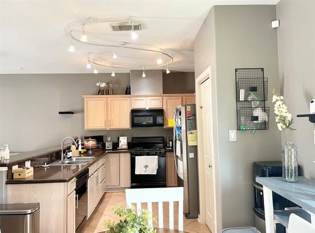 Building Photo - 2225 Naomi St