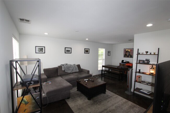 Building Photo - 301 Willard St