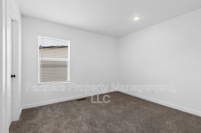 Building Photo - 881 Ventnor Ave
