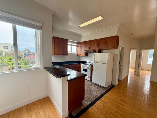 Building Photo - 2068 McAllister St