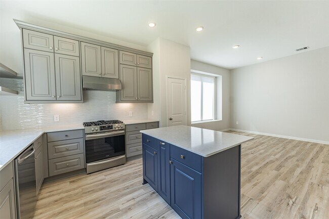 Building Photo - 2123 Rosewood Pnes Ln