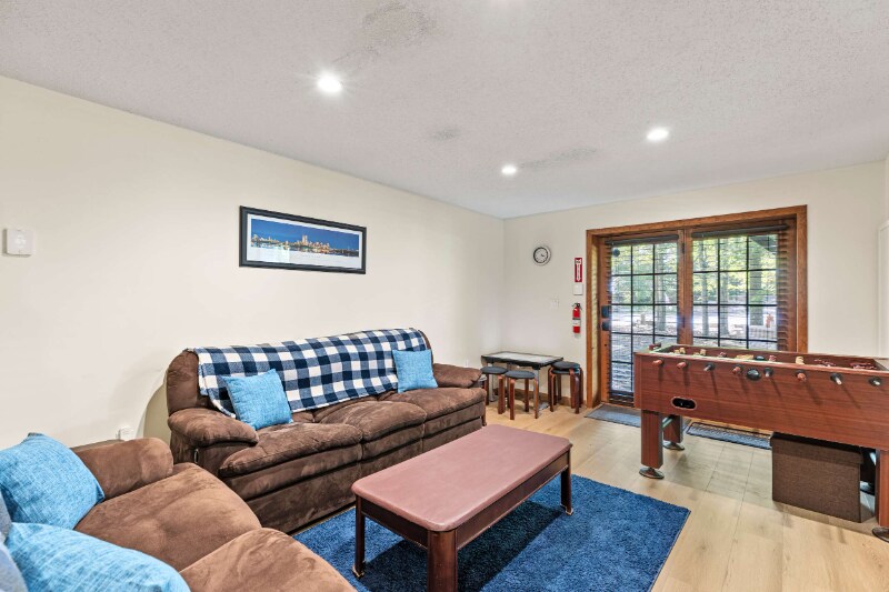 Building Photo - 2174 Lakeview Dr E