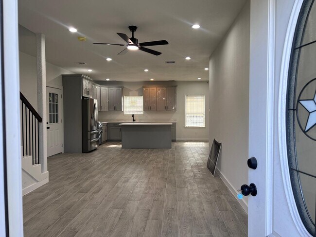Building Photo - 9210 Martell St