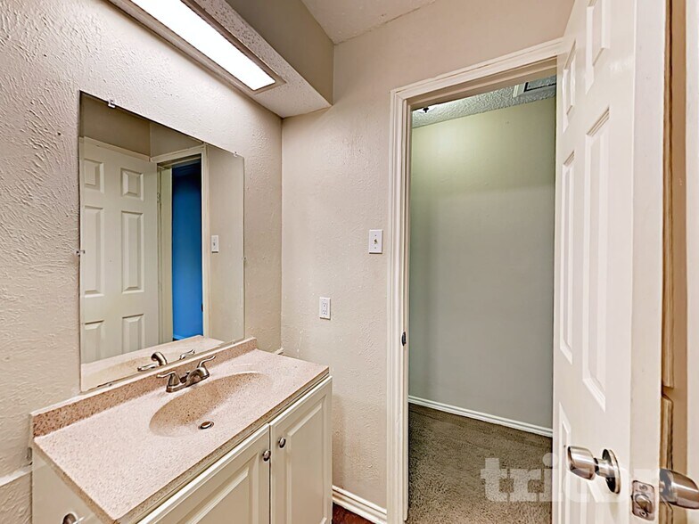 Building Photo - 737 SE 3rd St