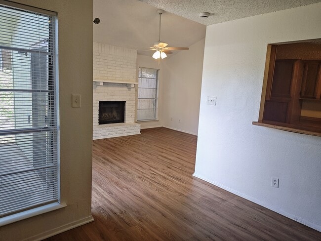 Building Photo - 1114 Royal Crest Dr