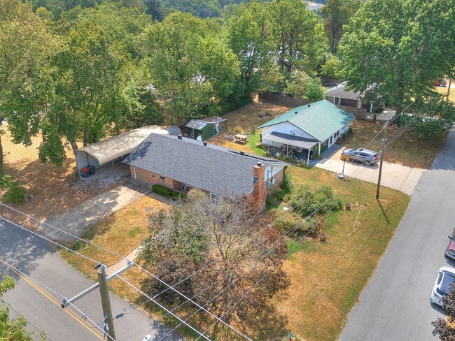 Building Photo - 463 E Johnson Ave