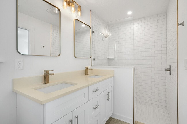 Building Photo - 988 W 9th St