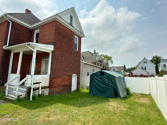 Building Photo - 606 Broadway