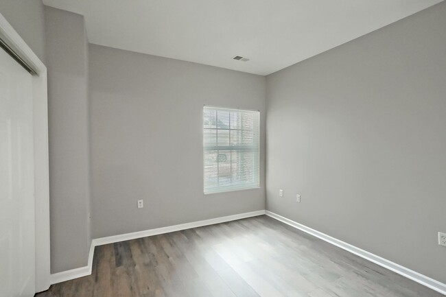 Building Photo - Completely Updated FIRST FLOOR Condo For L...