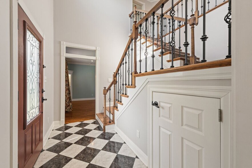 Building Photo - 300 Oak Hollow Dr