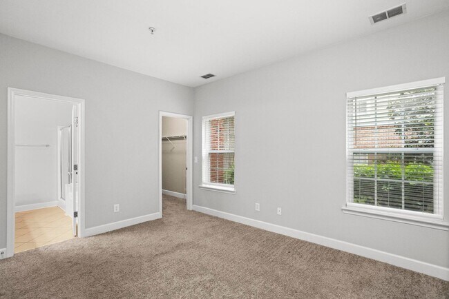 Building Photo - Beautiful Lenox Creekside Condo in Antioch