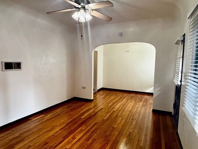 Building Photo - Large Private 1 Bed/ 1 Bath-Bankers Hill