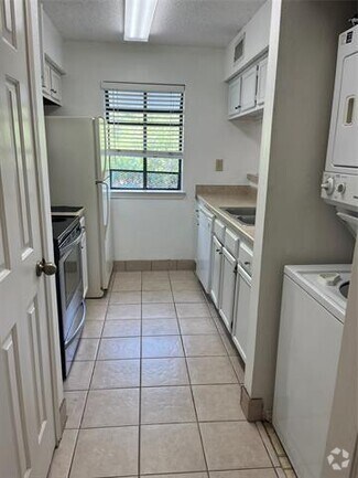 Building Photo - 16301 Ledgemont Ln