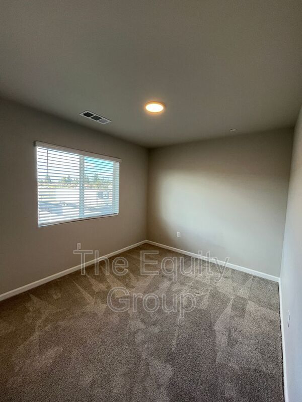 Building Photo - 418 S Summit St