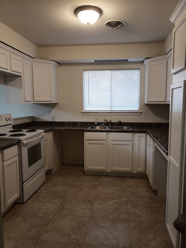 Kitchen - 2117 Rio Grande Plz