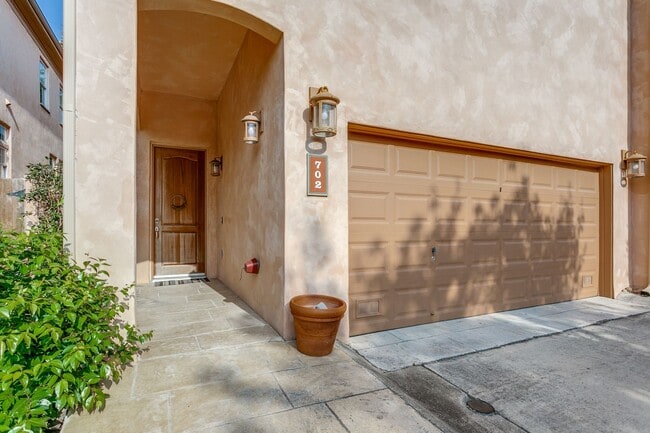 Building Photo - LUXURY 3-BEDROOM TOWNHOME IN ALAMO HEIGHTS