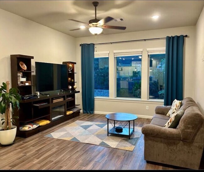 Building Photo - 322 Fanpalm Ct