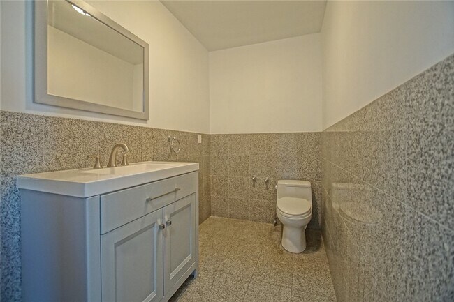 Building Photo - 3915 Fredonia Dr