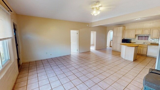 Building Photo - Light and bright 2 bedroom central location