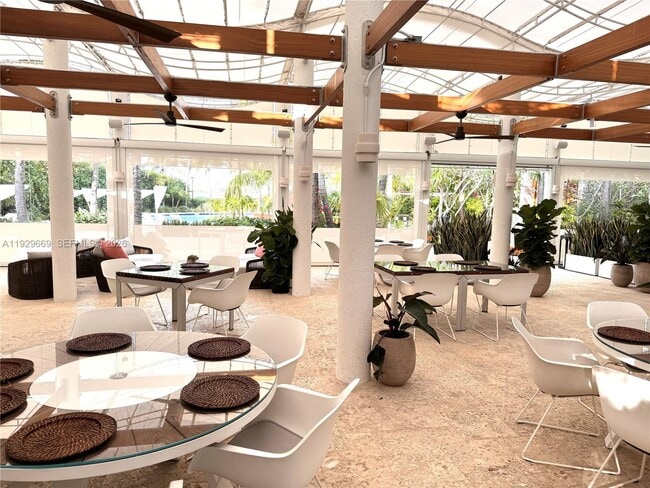 Building Photo - 1000 South Pointe Dr